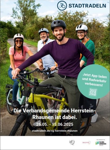 Stadtradeln Plakat mit 4 Radfahrern und folgendem Text: Stadtradeln, Jetzt App laden und Radverkehr verbessern, Die Verbandsgemeinde Herrstein-Rhaunen ist dabei, 26.05. - 15.06.2025, stadtradeln.de/vg-herrstein-rhaunen