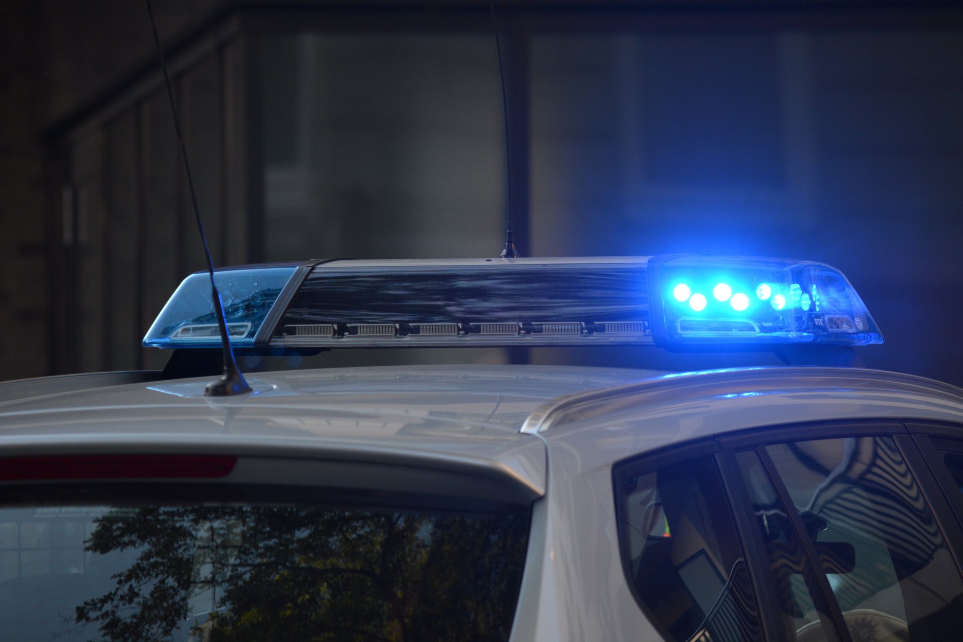 Dach Polizeiauto zu sehen ist das Autodach von einem Polizeiauto mit eingeschaltetem Blaulicht