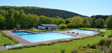 Fotografie des Freibades Idarwald mit beiden Schwimmbecken