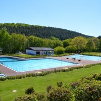 Fotografie des Freibades Idarwald mit beiden Schwimmbecken
