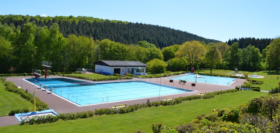 Fotografie des Freibades Idarwald mit beiden Schwimmbecken