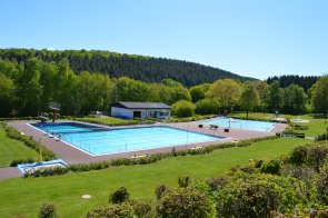 Fotografie des Freibades Idarwald mit beiden Schwimmbecken