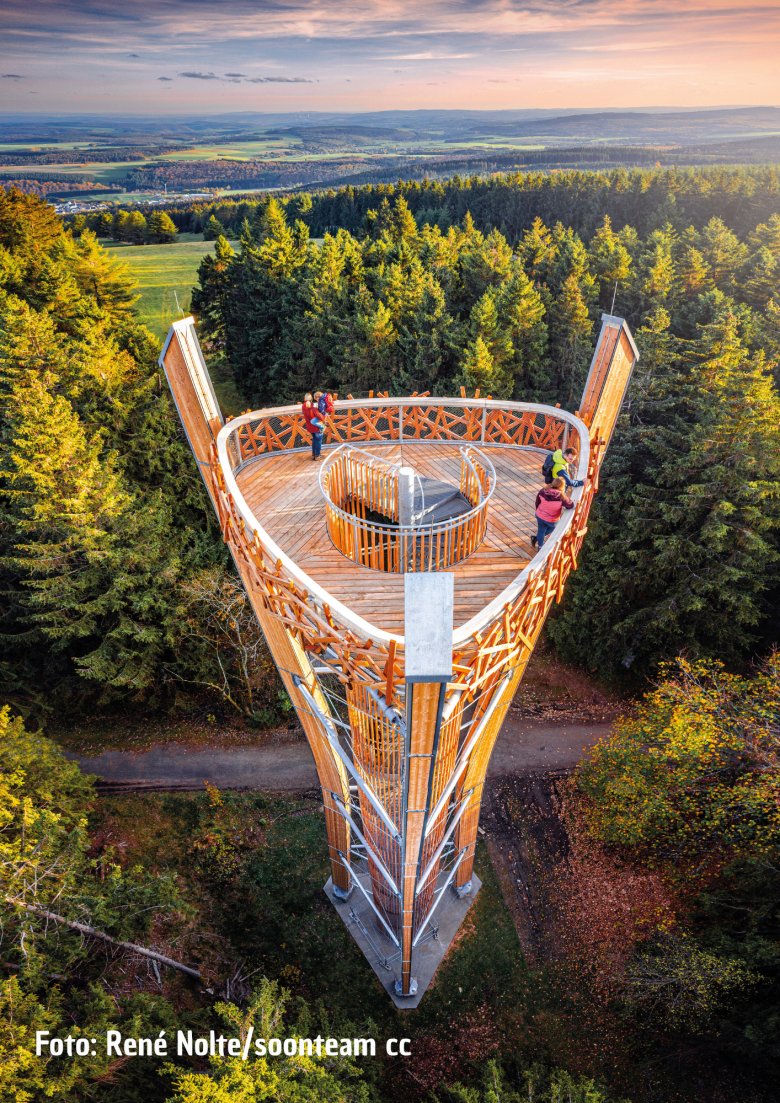 Idarkopfturm Mit dem Neubau des Turms wurde eine intelligente Hybridkonstruktion aus den Baustoffen Holz und feuerverzinktem Stahl umgesetzt. Als Haupttragwerk dienen 3 zur Mitte hin verjüngte Brettschichtholzstützen aus Fichtenholz. Der Neubau mit einer Höhe von 31,1 m soll eine Standzeit von 80 bis 100 Jahre erreichen. Die aus Stahl gefertigte Treppe mit ihren 170 Stufen bietet bis zur Aussichtsplattform 9 Ruhepodeste. Die Aussichtsplattform ähnelt einem Vogelnest.