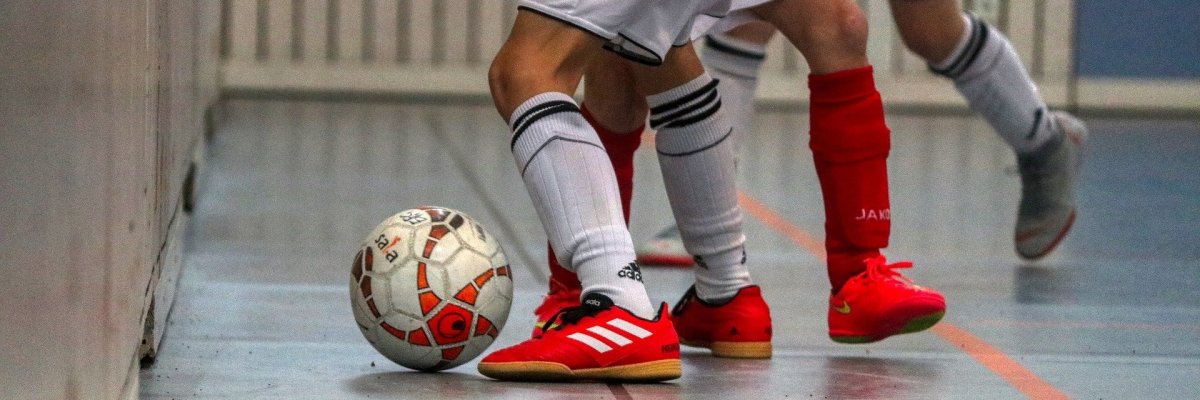 Fußball 4 Sportlerbeine mit einem Fußball