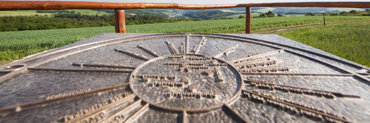Fotografie Aussichtspunkt/-tafel mit Blick auf Herrstein