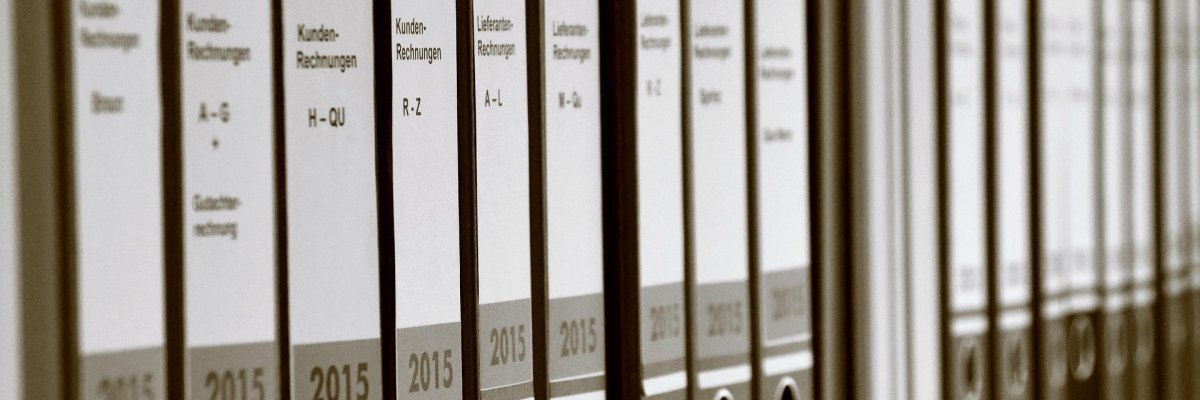 Work eine Reihe von Aktenordnern mit dem Aufdruck Kundenrechnungen 2015
