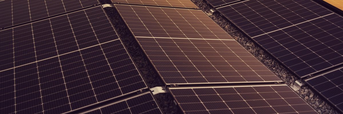 eine große Anzahl von Solarpanellen nebeneinander und übereinander liegend