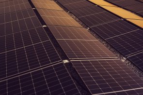 Solar eine große Anzahl von Solarpanellen nebeneinander und übereinander liegend
