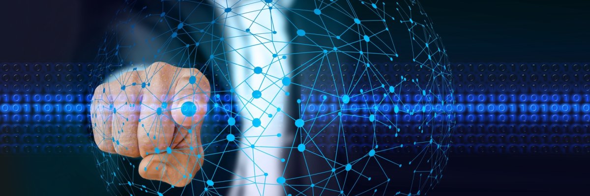 Fotografie Oberkörper eines Mannes im Hintergrund verschwommen, im Vordergrund die Welt dargestellt in Strichsystem, er zeigt mit dem Finger auf einen Punkt