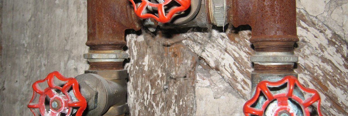 Wasserrohre 3 Wasserrohre und Absperrhähne miteinander verbunden, sieht aus wie ein H