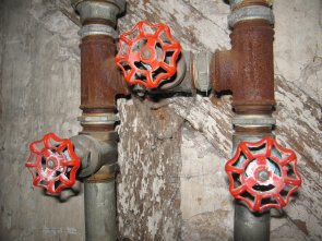 Wasserrohre 3 Wasserrohre und Absperrhähne miteinander verbunden, sieht aus wie ein H