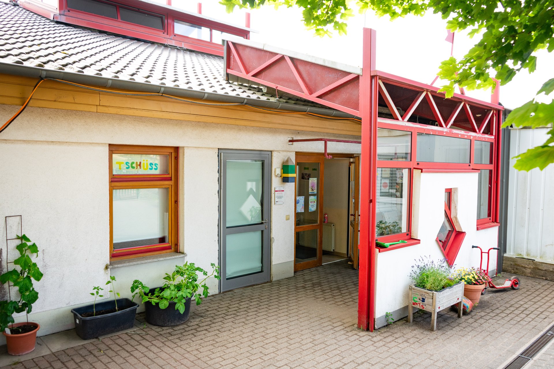 Fotografie Ansicht Eingangsbereich zur Kita Bergen
