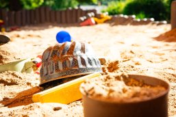 Fotografie Sandkasten mit Förmchen Kiga Niederwörresbach