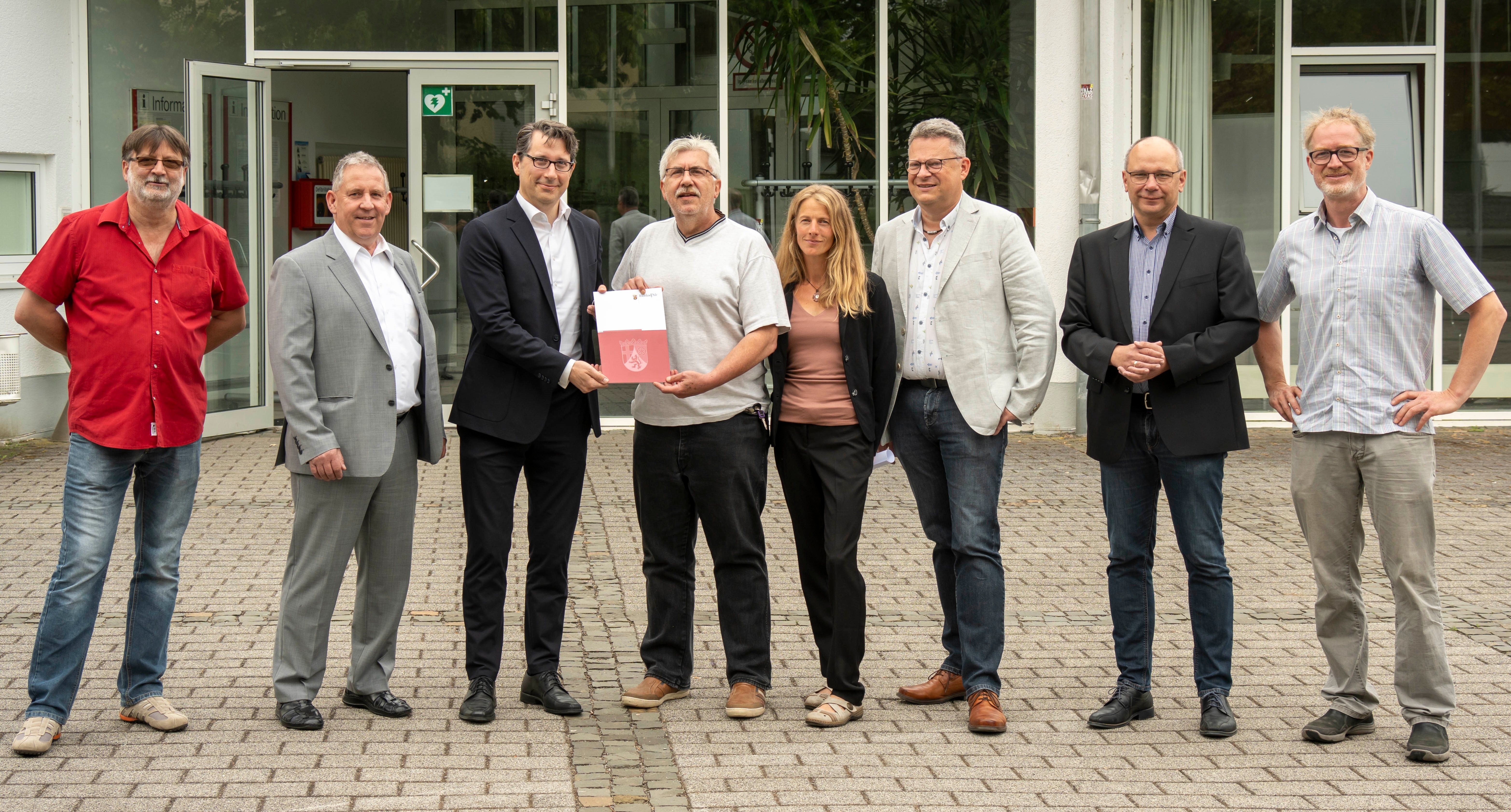 Foto von der Übergabe Bewilligungsbescheid am 29,06.2023 in Niederwörresbach