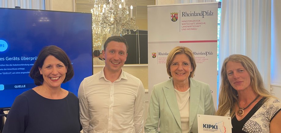 Foto Wettbewerbsehrung KIPKI für Antrag Kirschweiler von MP Dreyer