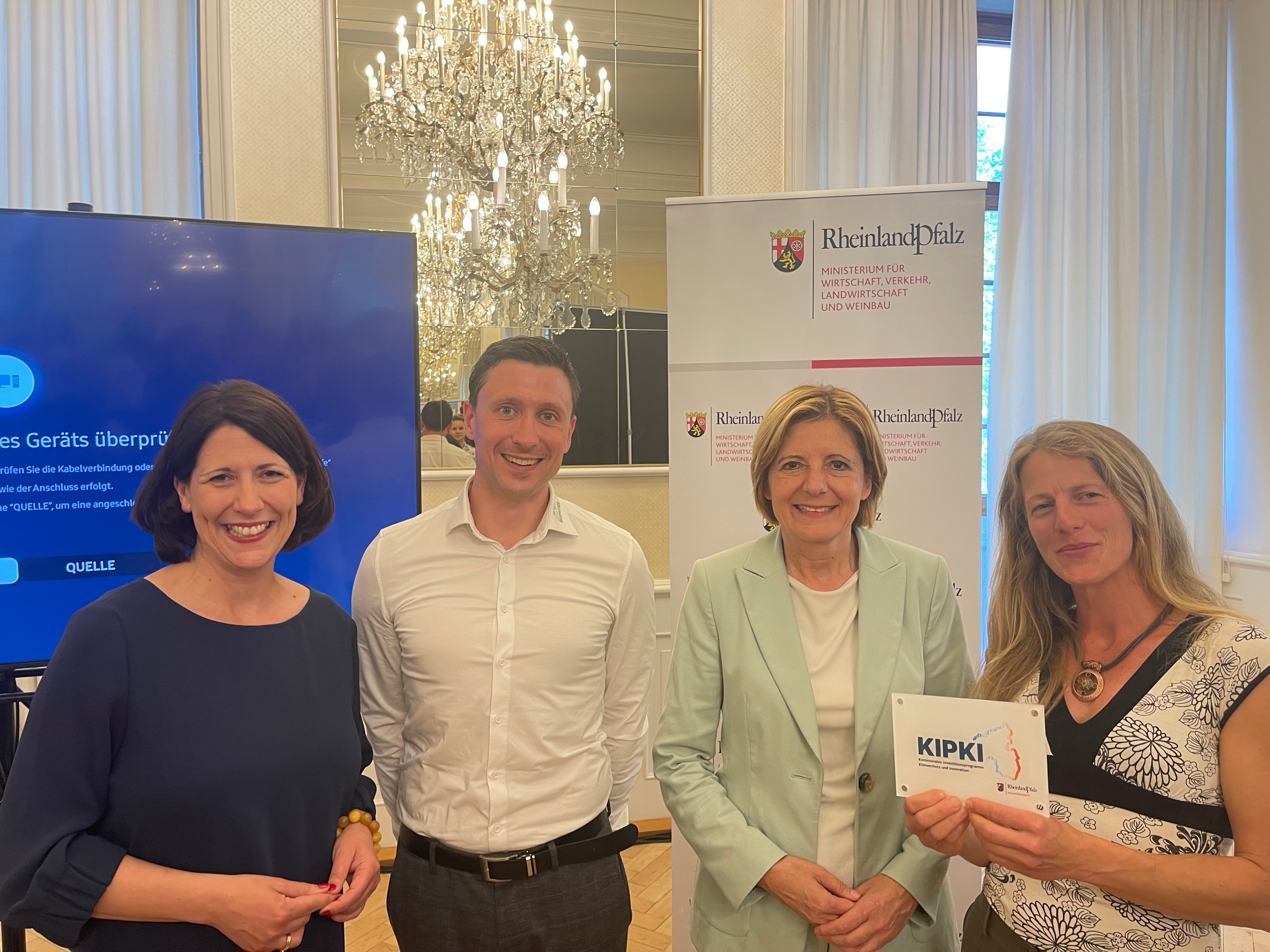 Foto Wettbewerbsehrung KIPKI für Antrag Kirschweiler von MP Dreyer