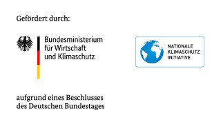 Banner mit dem Text "gefördert durch das Bundesministerium für Wirtschaft und Klima aufgrund eines Beschlusses des Deutschen Bundestages, rechts daneben Logo Nationale Klimaschutz-Initiative in blau mit blauer Weltkugel