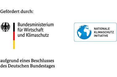 Banner mit dem Text "gefördert durch das Bundesministerium für Wirtschaft und Klima aufgrund eines Beschlusses des Deutschen Bundestages, rechts daneben Logo Nationale Klimaschutz-Initiative in blau mit blauer Weltkugel