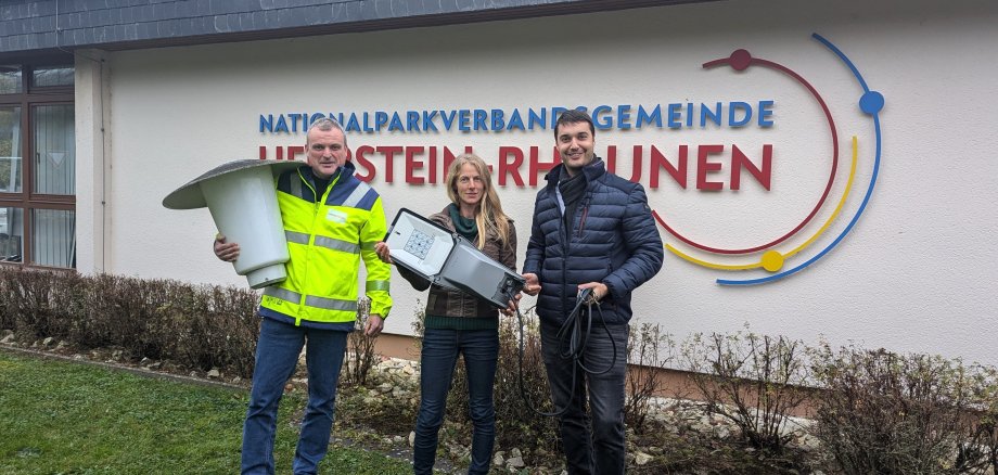 Foto mit Vertreter OIE und BGM sowie Klimawandelmanagerin anläßlich Straßenlampenerneuerung in Sien, Allenbach und Wickenrodt