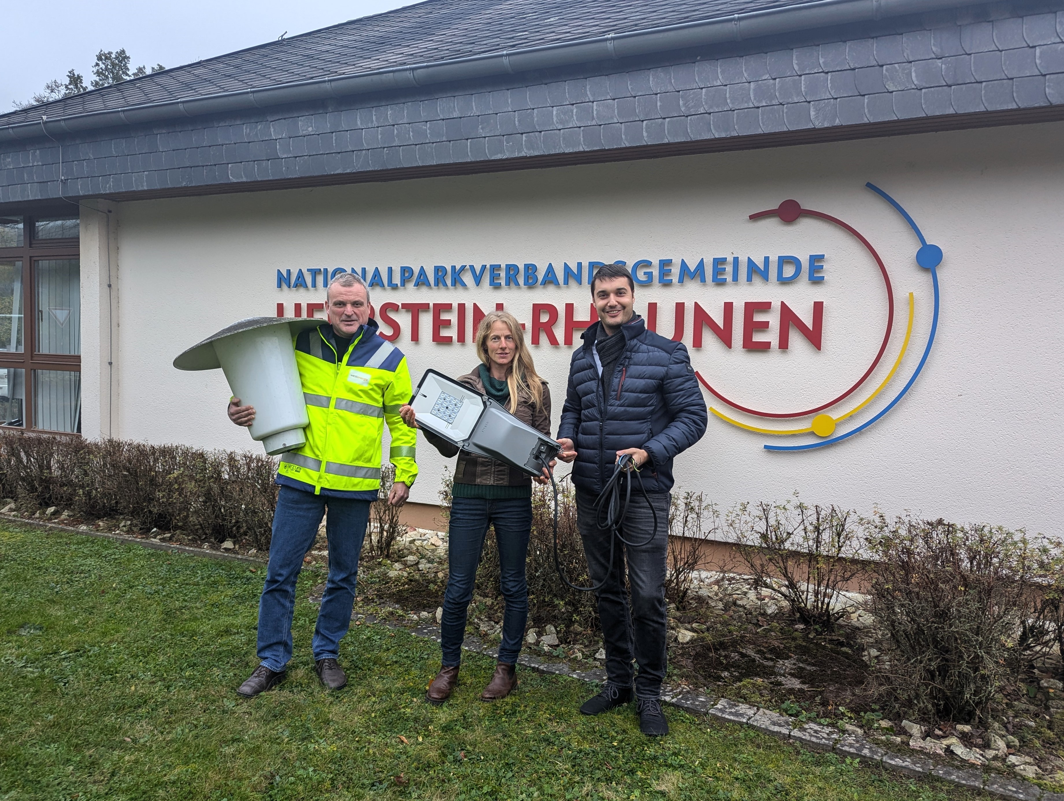 Foto mit Vertreter OIE und BGM sowie Klimawandelmanagerin anläßlich Straßenlampenerneuerung in Sien, Allenbach und Wickenrodt