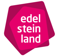 in magenta dargestellter Edelstein mit weißem Schriftzug untereinander angeorndnet Edel Stein Land