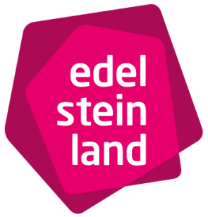 in magenta dargestellter Edelstein mit weißem Schriftzug untereinander angeorndnet Edel Stein Land