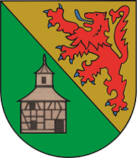 Wappen der Ortsgemeinde Asbach In schräggeteiltem Schild vorne in Grün ein silbernes Fachwerkhaus mit Glockenturm , schwarzen Fenstern und schwarzer Türe , hinten in Gold ein blaubewehrter und – gezungter roter Löwe.