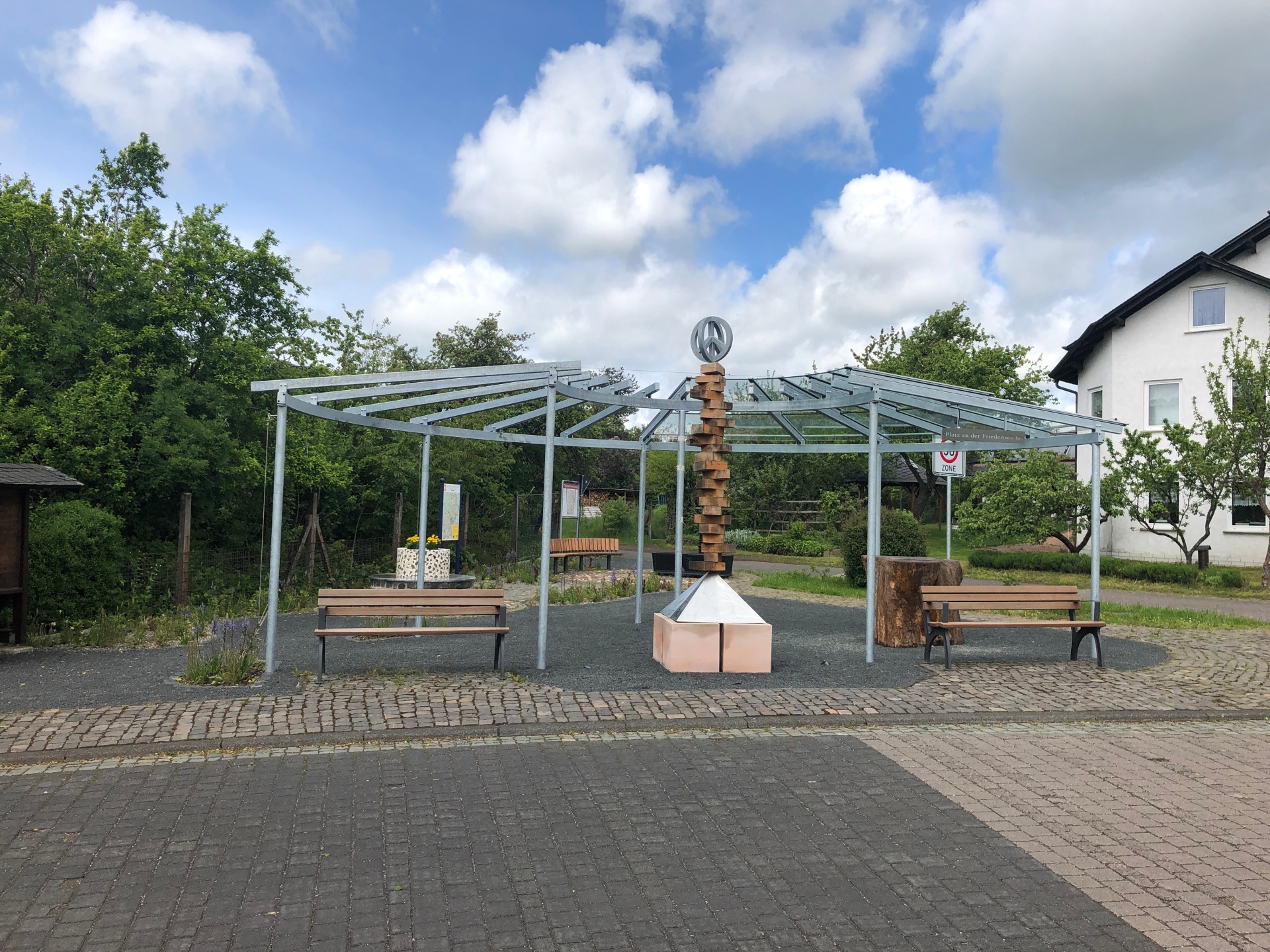 Platz an der Friedeneiche Bild