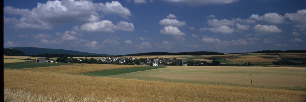 Wolken über Bollenbach links hinten der Idarwald