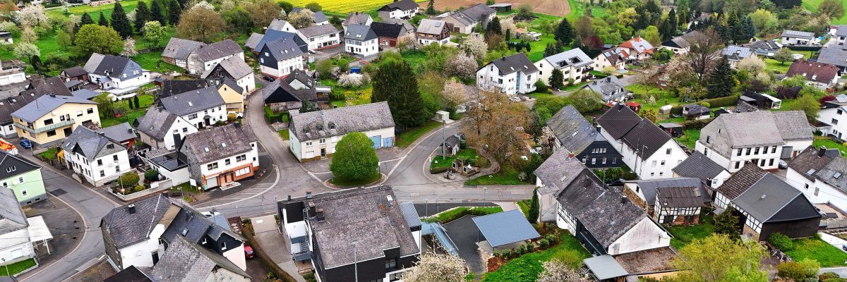 Ortsansicht der Ortsgemeinde Mörschied eine aus der Luft fotografierte Ortsansicht der Ortsgemeinde Mörschied mit dem Dorfmittelpunkt