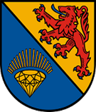 Wappen der Ortsgemeinde Kirschweiler Schild schrägrechts geteilt, rechts in Blau ein goldener Edelstein im Brillantschliff, links in Gold ein blaubewehrter und -gezungter roter Löwe.