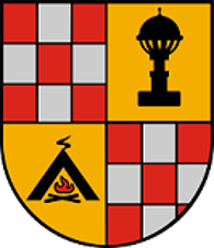 Wappen der Ortsgemeinde Langweiler Schild, durch ein schmales, weißes Kreuz in vier Flächen aufgeteilt. Das linke - obere, sowie das rechte - untere Viertel sind rot - silber geschachtelt. Im oberen -rechten Viertel ist auf gelbem Grund ein weißes Gefäß, im unteren -linken ein brennender Kohlenmeiler auf grünem Grund dargestellt.