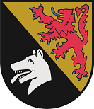 In schrägrechts geteiltem Schild, oben in Gold ein roter, blau – bewehrter und gezungter Löwe. Unten in Schwarz ein silberner Wolfskopf.  