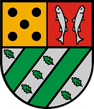 Schild geteilt, oben gespalten. Oben rechts in Gold 5 schwarze Kugeln, oben links in Rot 2 abgewendete silberne Salme, unten in Silber 2 grüne Schräglinksbalken und 6 (1:3:2) Eichenblätter gegenschräg.