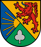 Schild schrägrechts geteilt. Rechts schräglinks geteilt, oben in Blau eine goldene Sonne, unten in Grün eine stilisierte silberne Buche, links in Gold ein blaubewehrter und -gezungter roter Löwe.