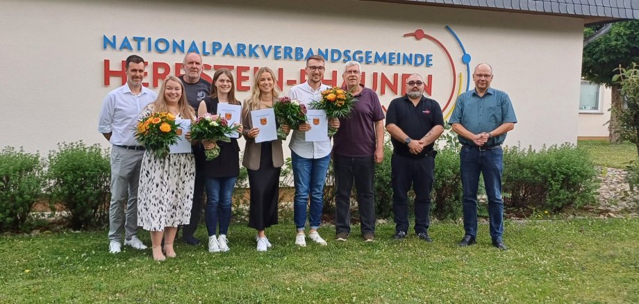 Auf dem Bild sind die ernannten Beamten auf Lebenszeit zu sehen sowie deren Vorgesetzte