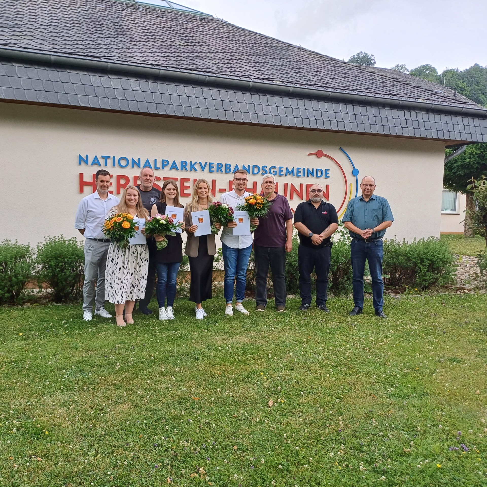 Auf dem Bild sind die ernannten Beamten auf Lebenszeit zu sehen sowie deren Vorgesetzte