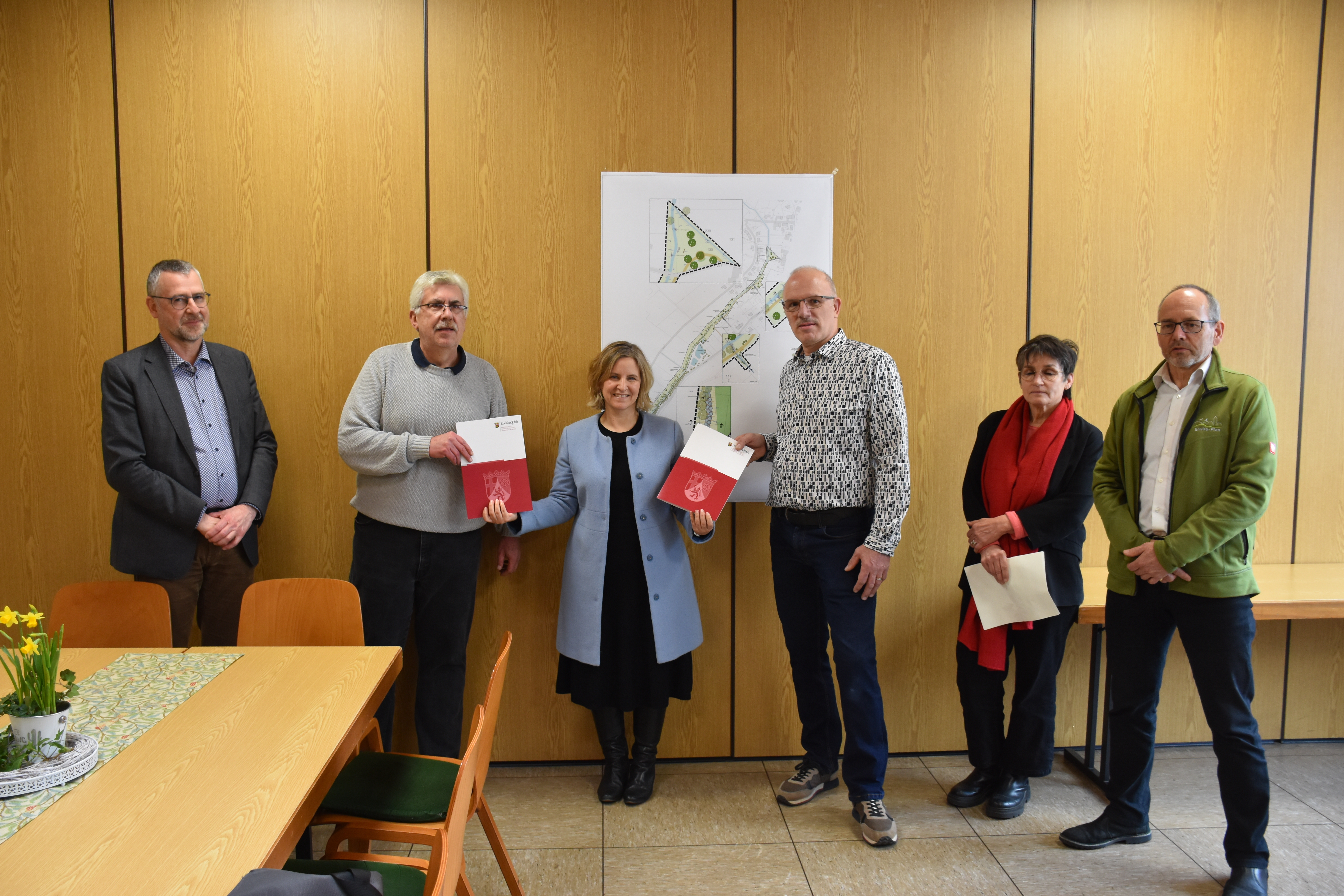 Ministerin Katrin Eder überreichte den Förderbescheid zur Renaturierung des Großbachs an VG Herrstein-Rhaunen