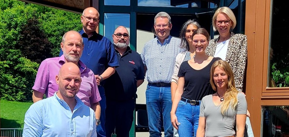 Foto zum Startschuss der Klimaanpassung mit Personen aus der VG Herrstein-Rhaunen (4 Männer und 3 Frauen) und der Projektbegleitung Sweco (1 Mann und 1 Frau)