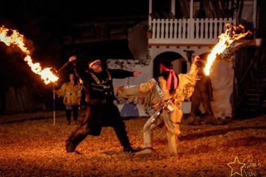 Auf dem Bild ist ein Kampf von 2 Indianern zu sehen.