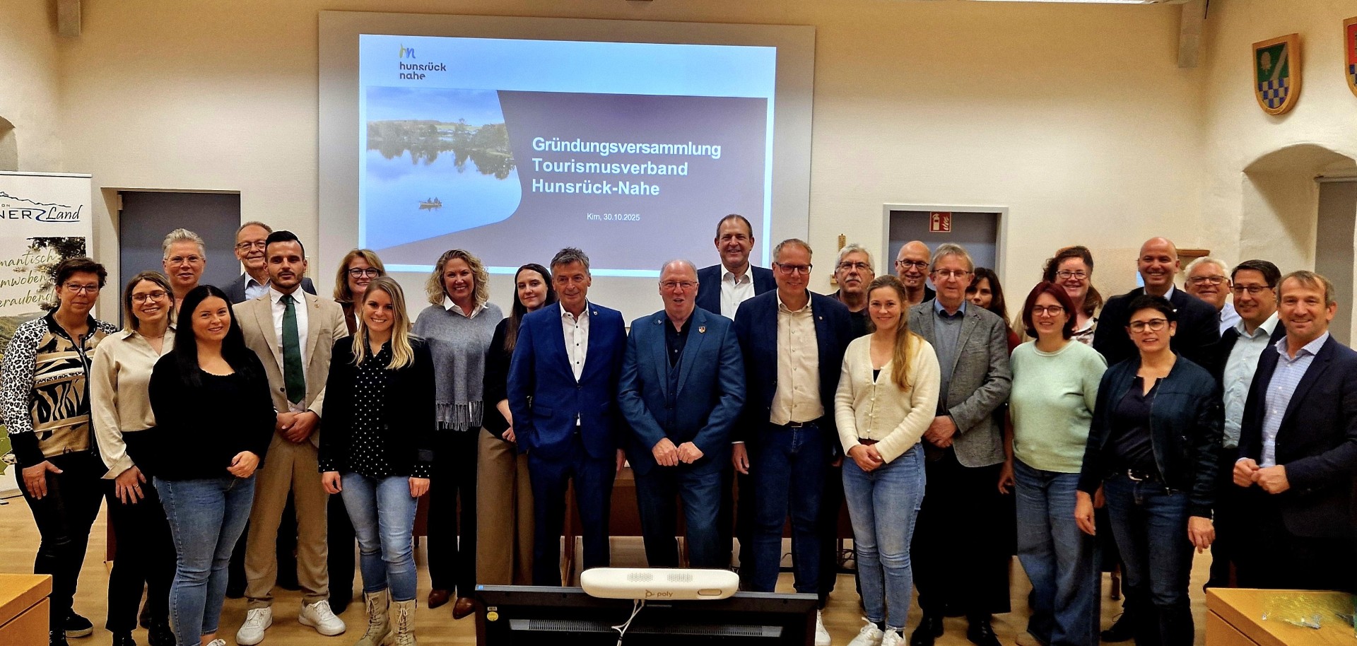 Unter der Leitung von Landrätin Bettina Dickes (9. v. l.) haben Bürgermeister und Bürgermeisterinnen und weitere Vertreter der Kommunen in Hunsrück und Nahe den Tourismusverband Hunsrück-Nahe gegründet
