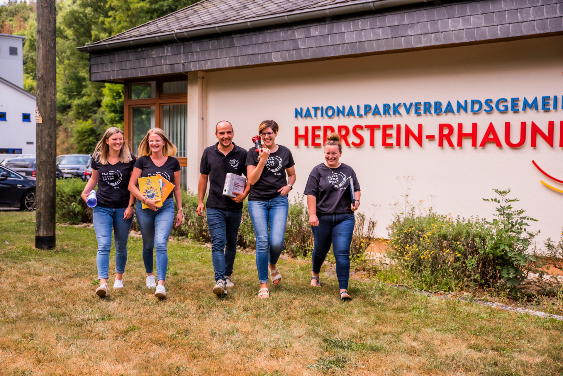 Gruppenfoto Mitarbeitende zu sehen sind mehrere Mitarbeitende der VG Herrstein-Rhaunen vor dem Verwaltungsgebäude