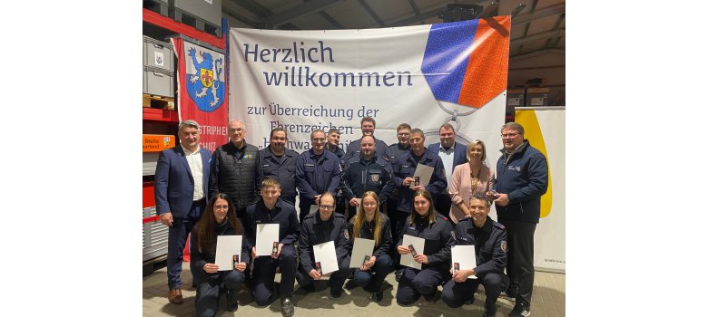 Auch Feuerwehrleute aus der Verbandsgemeinde Herrstein Rhaunen wurden für ihren Einsatz beim Pfingsthochwasser 2024 im Saarland geehrt. Innenstaatssekretär Torsten Lang (rechts) überreichte die Medaillen und Urkunden zusammen mit den Landräten der Landkreise Birkenfeld und St. Wendel, Miroslaw Kowalski und Udo Recktenwald (von links). 