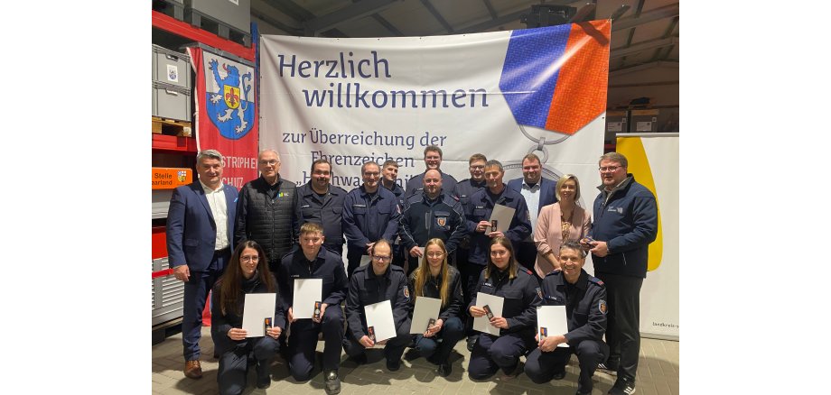 Auch Feuerwehrleute aus der Verbandsgemeinde Herrstein Rhaunen wurden für ihren Einsatz beim Pfingsthochwasser 2024 im Saarland geehrt. Innenstaatssekretär Torsten Lang (rechts) überreichte die Medaillen und Urkunden zusammen mit den Landräten der Landkreise Birkenfeld und St. Wendel, Miroslaw Kowalski und Udo Recktenwald (von links). 