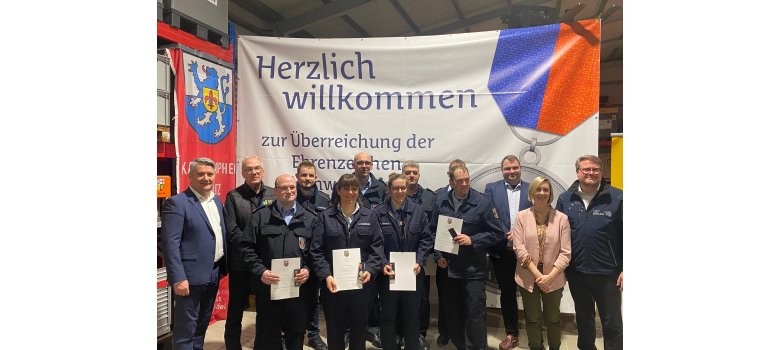 Auch Feuerwehrleute aus der Verbandsgemeinde Herrstein Rhaunen wurden für ihren Einsatz beim Pfingsthochwasser 2024 im Saarland geehrt. Innenstaatssekretär Torsten Lang (rechts) überreichte die Medaillen und Urkunden zusammen mit den Landräten der Landkreise Birkenfeld und St. Wendel, Miroslaw Kowalski und Udo Recktenwald (von links). 