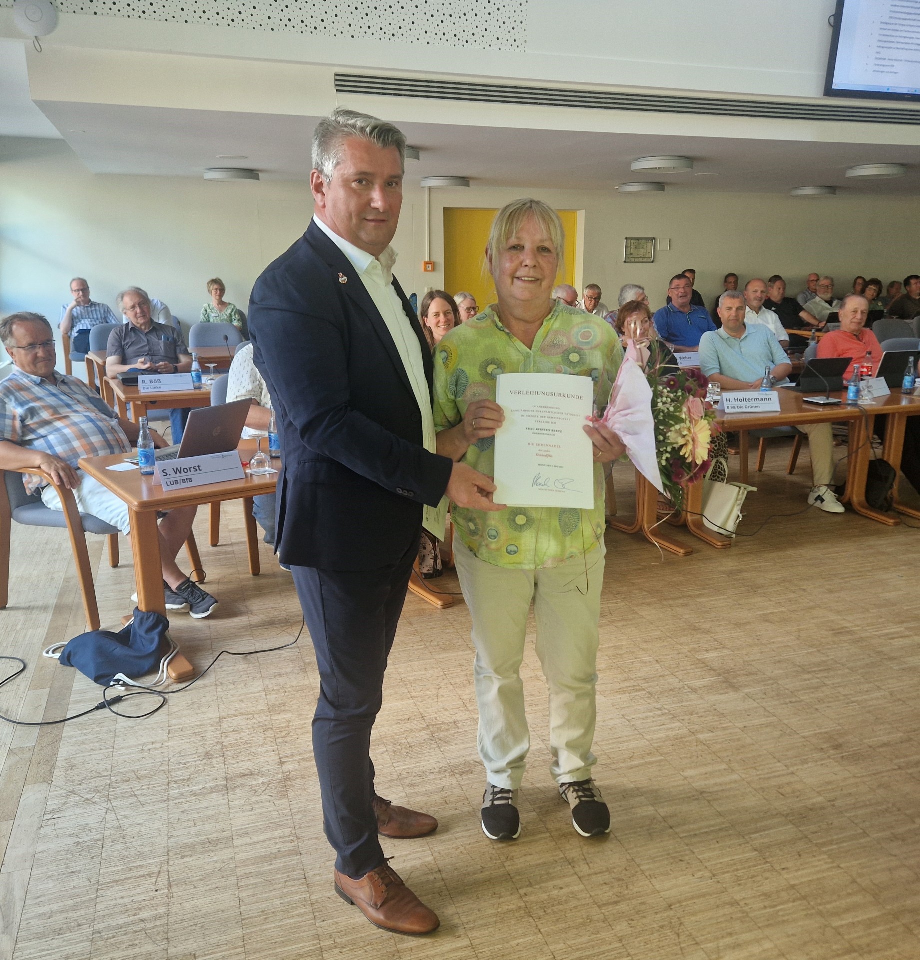 Auf dem Foto überreicht Landrat Kowalski  die Landesehrennadel an Frau Kirsten Beetz