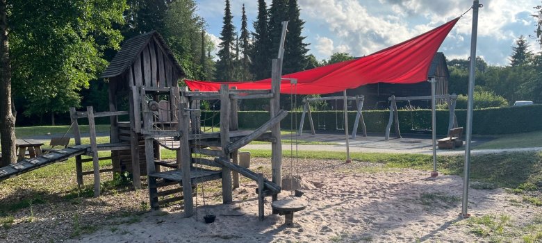 Spielplatz in Hottenbach mit Spielgeräten und Sonnensegel