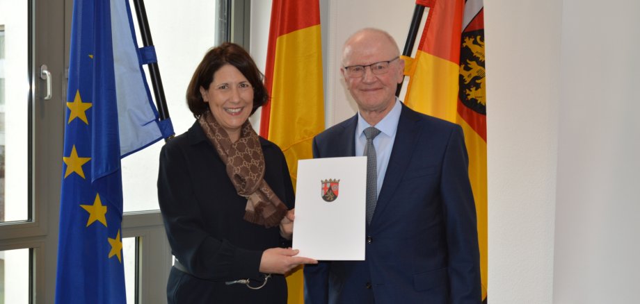 Wirtschaftsministerin Daniela Schmitt verleiht Wirtschaftsmedaille der Wirtschaftsministerin an Unternehmer Hans Schütz