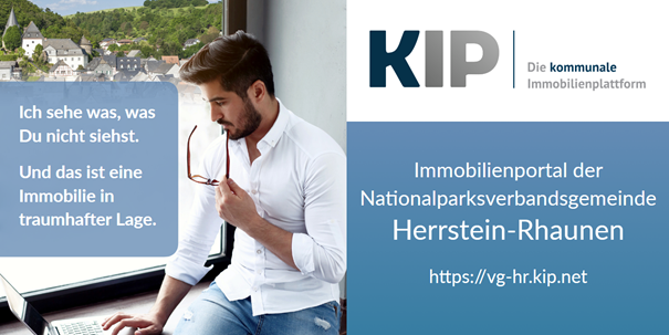 Titel KIP Herrstein-Rhaunen Kommunales Immobilienportal der VG Herrstein-Rhaunen, zu sehen ist ein Mann, der auf einem Laptop surft, im Hintergrund der Ort Herrstein