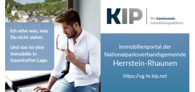 Titel KIP Herrstein-Rhaunen Kommunales Immobilienportal der VG Herrstein-Rhaunen, zu sehen ist ein Mann, der auf einem Laptop surft, im Hintergrund der Ort Herrstein